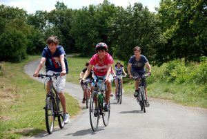La dordogne offre de nombreux chemins et circuits pour les amoureux du vélo comme la voie verte qui traverse le camping