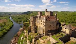 Le château de beynac est un vestige du moyen âge et de la guerre de 100 ans. Dominant la vallée de la dordogne, il vous offrira un point de vue exceptionnel