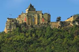 Le château médieval de castelanud offre un panaroma exceptionnel sur la vallée de la Dordogne. Parfaitement restauré, vous découvrirez une impressoinnante collection d'arme et d'armure du moyen âge