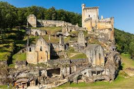 Mélangant architecture troglodyte et médiéval, le château de commarque domine la vallée de la baune et retrace 15000 ans d'histoire