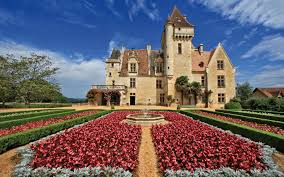 Célèbre pour avoir appartenu à l'actrice Josephine Baker, le château des milandes vous permet également de découvrir de magnifiques jardins et un spectacle de rapaces