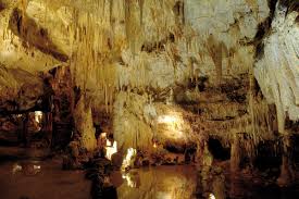 Placée sous l'i=un des plus beau village de France, la grotte de domme vous fera découvir des milliers de stalactites