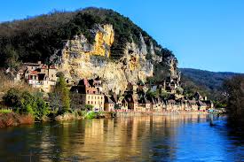 Construit à flan de falaise et au bord de la Dordogne, la Roque Gageac est certainement le plus beau village de France