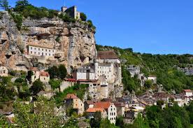 Le village de Rocamadour est situé dans le lot à proximité du gouffre de Padirac. Vous pourrez notamment y retrouver le célèbre fromage portant le même nom