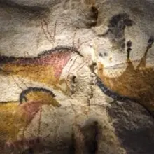 Les hommes préhistoriques ont peint et gravé de nombreux chevaux dans la grotte. Ces oeuvres ont été reproduites intégralement et à l'identique dans le nouveau Lascaux