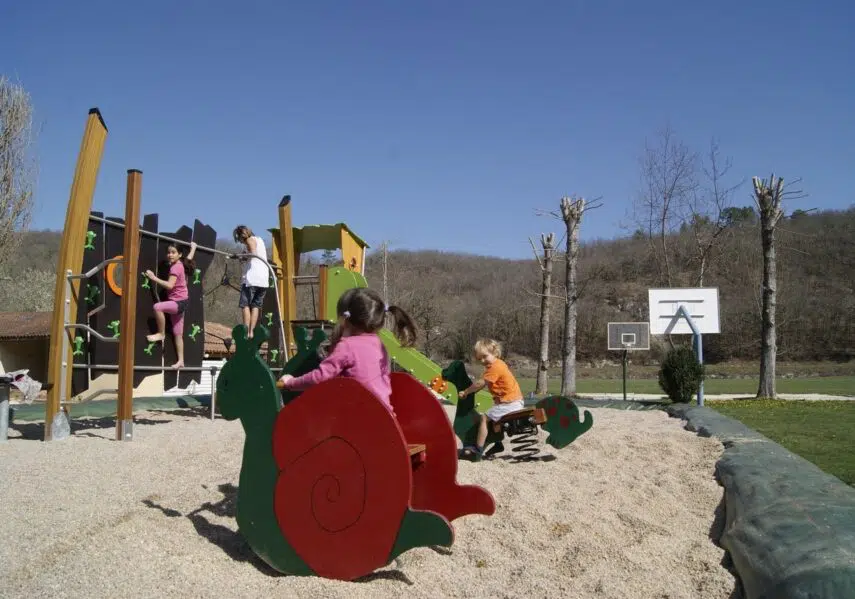 Le camping 3 étoiles le Douzou en Dordogne Périgord dispose d'une aire de jeux pour les jeunes enfants