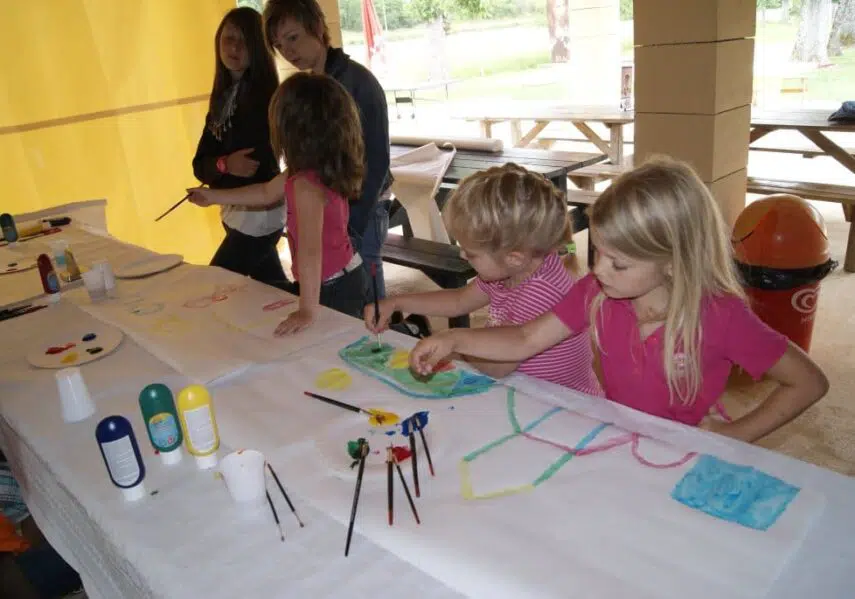 Des ateliers peinture et bricolage sont organisés et encadrés par notre animateur pour les tous petits au camping en Dordogne Périgord Noir