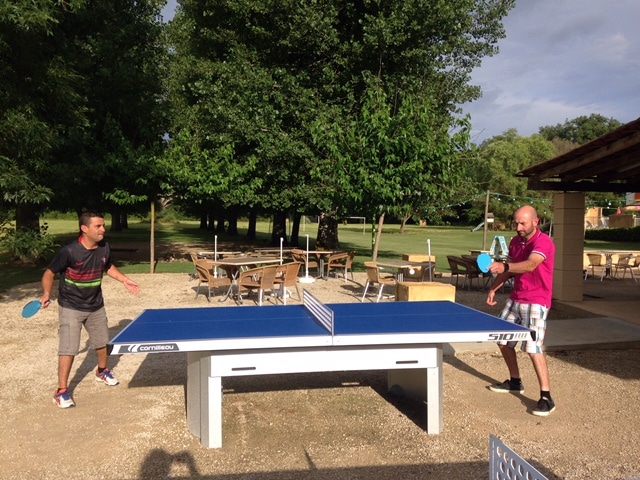Les équipements sportifs comme les tables et raquettes de ping pong sont à disposition gratuitement au camping le Douzou près de Sarlat en Dordogne Périgord Noir