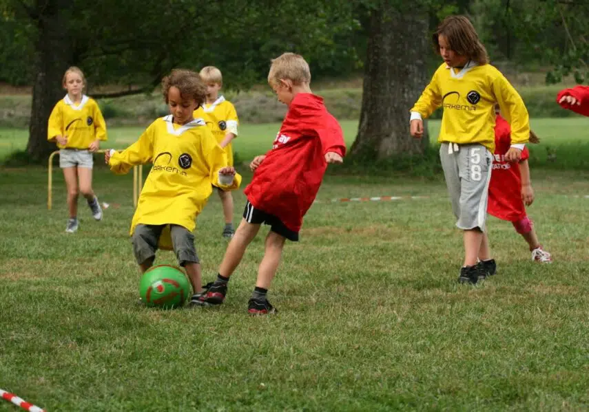 Des tournois de football, basketball, volleyball, pétanque sont organisés par notre animateur tout l'été