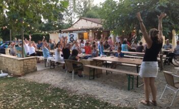 ambiance-conviviale-soiree-repas-concert-spectacle-camping-dordogne-perigord-noir