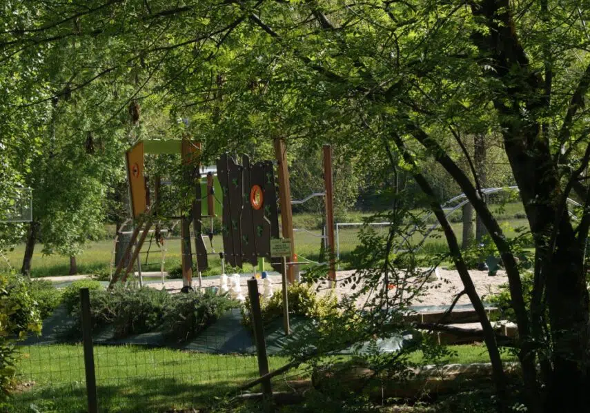 Aire de jeux avec toboggan au camping 3 étoiles le Douzou en Dordogne Périgord Noir