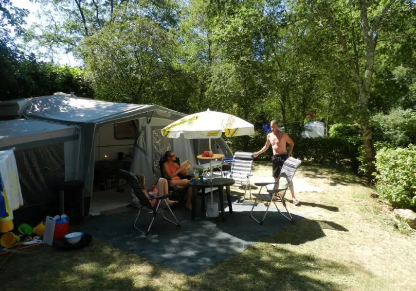 Nos emplacements camping sont grands, ombragés et délimités par la végétation. Vous aurez la possibilité de choisir entre la forêt et le bord de rivière