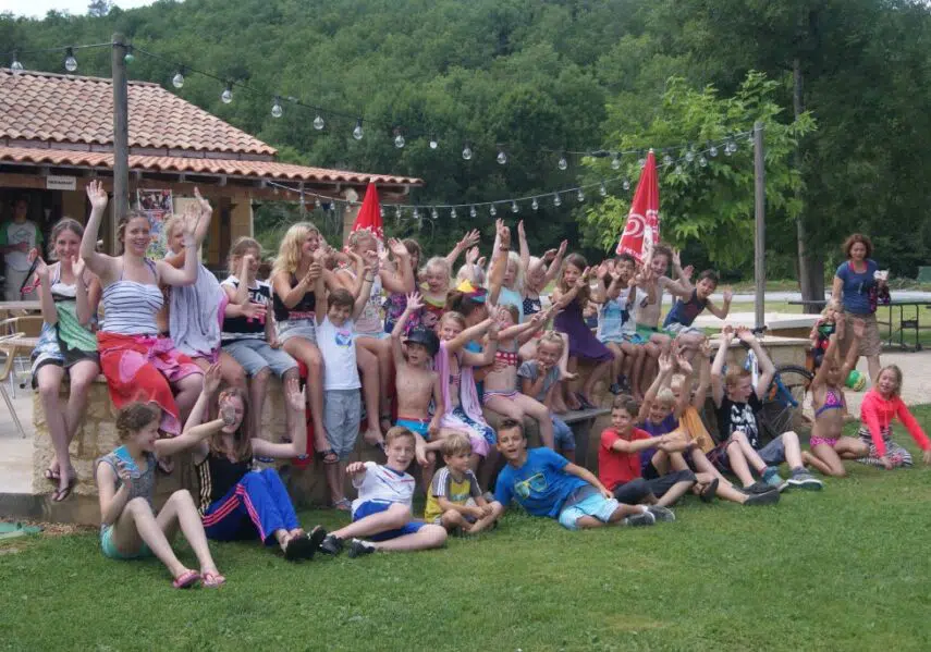 Le camping 3 étoiles le Douzou en Dordogne Périgord Noir organise de nombreuses activités pour les enfants avec note animateur multilingues. Jeux, tournois de sports, ateliers, poney, pool party, feu de camps...