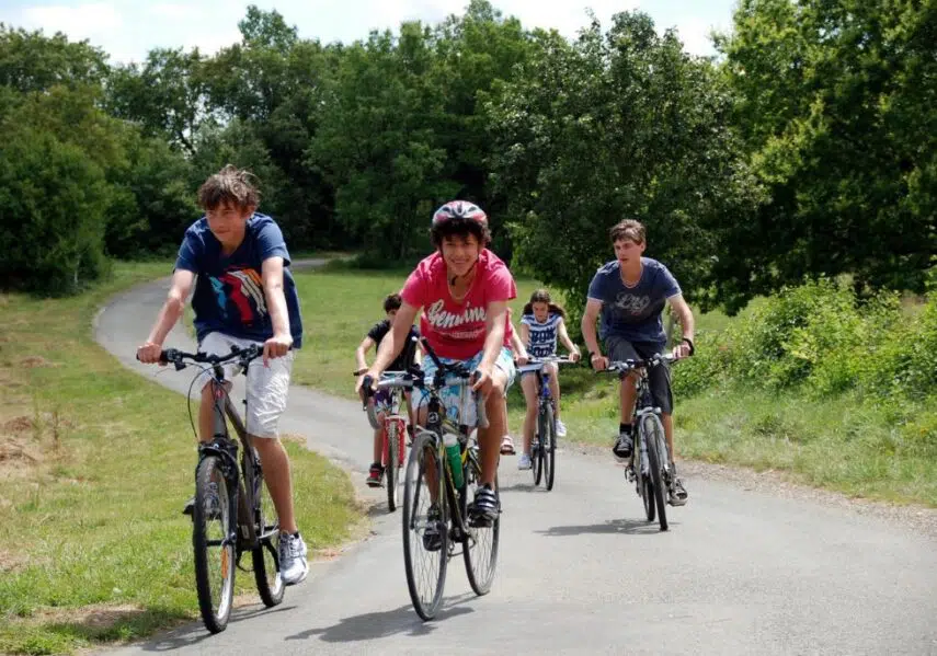 Le camping 3 étoiles le Douzou en Dordogne Périgord Noir est traversé par la voie verte cyclable reliant Castelnaud la Chapelle à L'abbaye Nouvelle dans le Lot