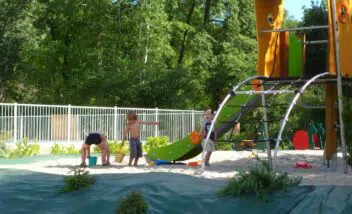 camping-dordogne-perigord-noir-le-douzou-toboggan-jeux-enfants