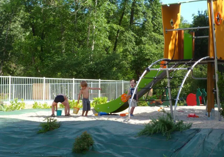 Notre aire de jeux pour les jeunes enfants au camping en Dordogne Périgord Noir fera le bonheur des plus petits