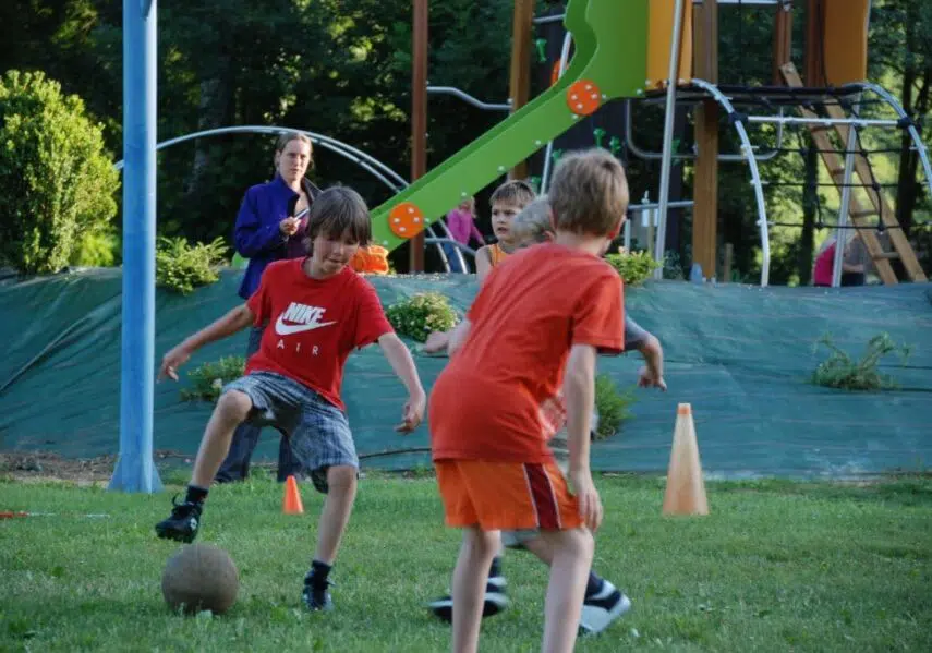 Des tournois de foot, volley, basket, pétanques, ping pong sont organisés par notre animateur au camping 3 étoiles en Dordogne Périgord Noir avec une récompense pour les vainqueurs