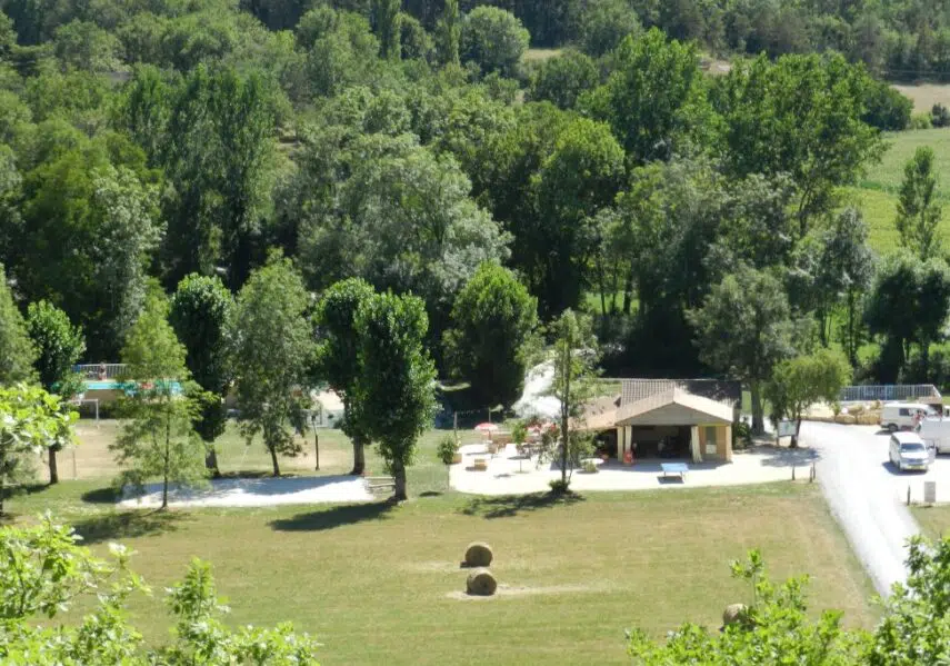Le camping 3 étoiles le Douzou en Dordogne Périgord Noir se trouve dans un cadre naturel et préservé. Nous vous garantissons une coupure avec votre quotidien en vos apportant le confort, notre convivialité et notre disponibilité.