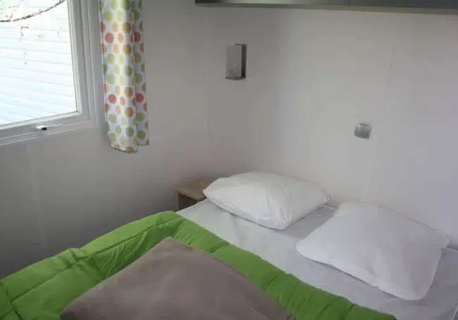 Le mobile home ohara 884 dispose d'une chambre avec un lit double 140x190 cm et de plusieurs rangements