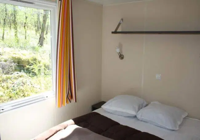 Le mobile home ohara 734T dispose d'une chambre équipée d'un lit double 140x190 cm et de plusieurs rangements