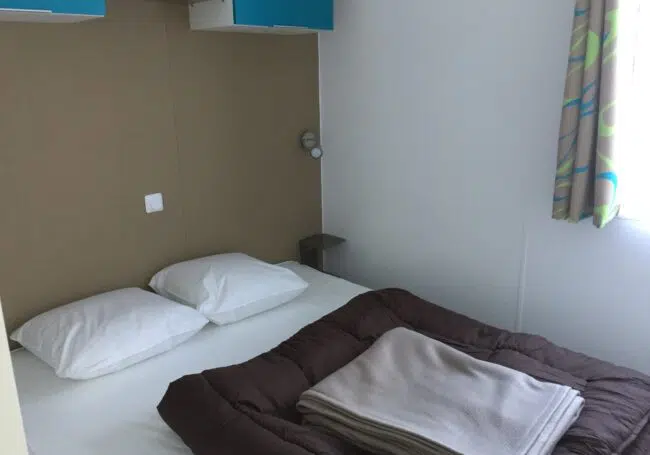 La chambre parental est équipée d'un grand lit double 160x200 cm et de tous les rangements nécessaires