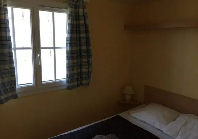 La chambre parentale du mobile home calvi est équipée d'un lit 140x190 cm et de plusieurs rangements