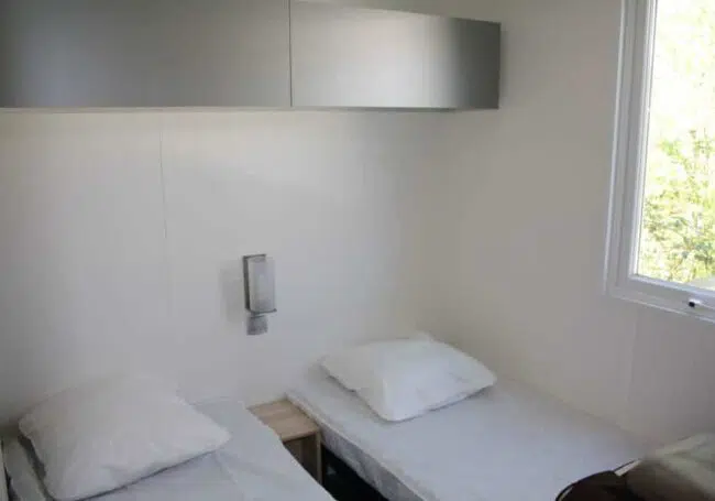 Le mobile home ohara 884 dispose de 2 chambres contenant chacune 2 lits simples et plusieurs rangements