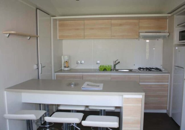 La cuisine du mobile home ohara 884 est spacieuse et dispose de tout l'équipement nécessaire