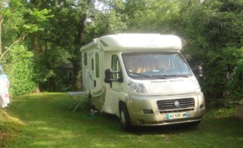 Retrouvez de vastes emplacements camping car en pleine nature au camping 3 étoiles Le Douzou en Dordogne Périgord Noir