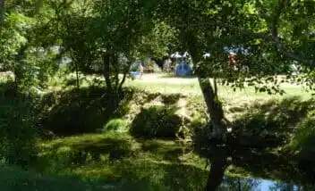 emplacement-camping-car-loin-des-routes-en-pleine-nature