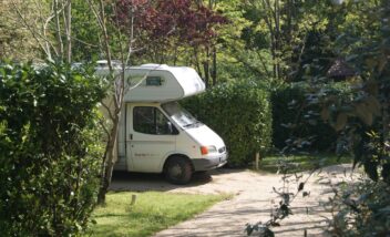 emplacement-camping-car-pleine-nature-camping-3-etoiles-le-douzou-dordogne-perigord-noir
