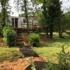 Le mobile home ohara 884 3 chambres est situé sur un grand emplacement en terrasse sans vis à vis et délimité par la végétation