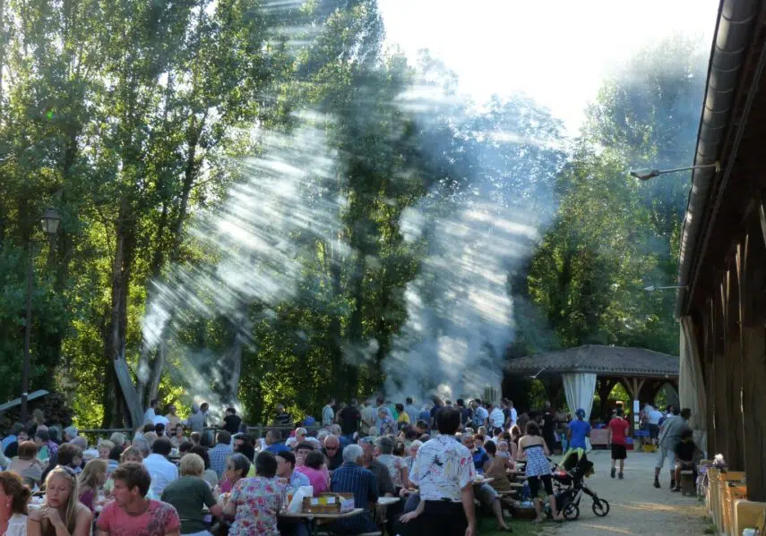 La commune de Bouzic organise le plus grand marché nocturne de producteurs locaux de Dordogne où il est possible de manger et boire sur place