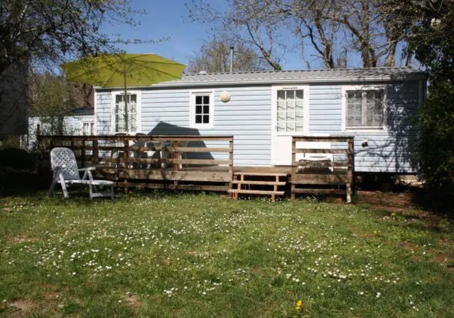 Le mobile home antares est équipé de 2 chambres pouvant accueillir de 4 à 6 personnes. C'est un locatif spacieux qui dispose d'une grande terrasse