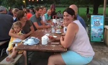 repas-convivial-soiree-camping-3-etoiles-le-douzou-dordogne-perigord-noir