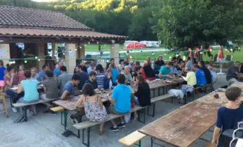 repas-convivialite-camping-dordogne-perigord-noir-le-douzou