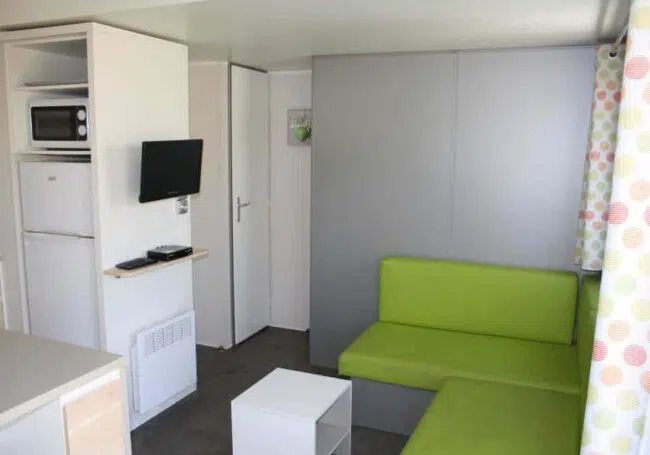 Le salon du mobile home ohara 884 dispose de la télévision toute la saison sans supplément. Il est spacieux et confortable.