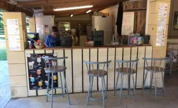 snack-bar-camping-3-etoiles-le-douzou-dordogne-perigord-noir