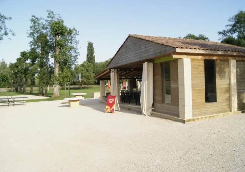 Notre snack bar est doté d'une terrasse extérieure et intérieure où vous pourrez profiter de nos cocktails, glaces, pizzas, coupes glacées...