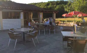 terrasse-exterieure-camping-3-etoiles-le-douzou