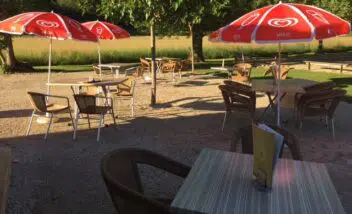 terrasse-snack-bar-camping-3-etoiles-le-douzou-dordogne-perigord-noir