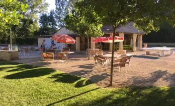 terrasse-snack-camping-dordogne-perigord-noir