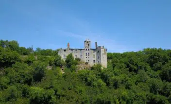 Retrouvez ce château en reconstruction juste à côté du camping le douzou en Dordogne Périgord Noir