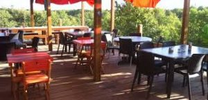 La terrasse de Moncalou est situé à proximité de la tour panoramique et du chai