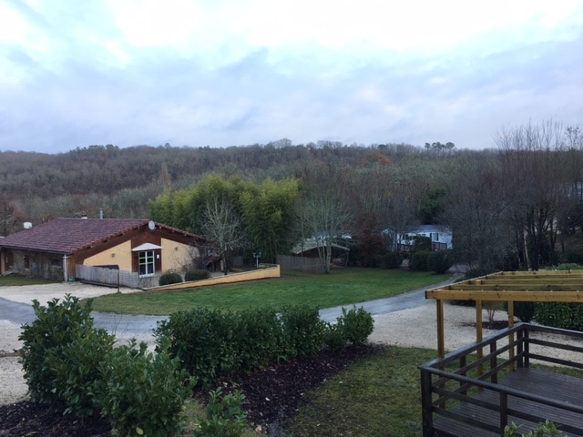 Même après la fermeture de notre camping 3 étoiles en Dordogne Périgord Noir, nous continuons de travailler dur pour préparer la prochaine saison pour que vos vacances en Périgord soit un souvenir inoubliable