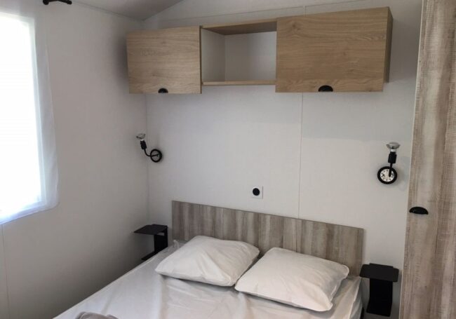 chambre lit double camping Dordogne Périgord Noir 3 étoiles Le Douzou