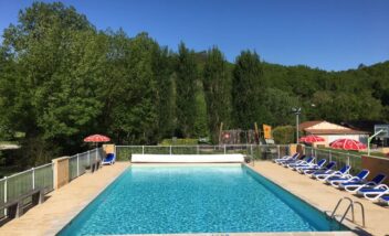 grande-piscine-chauffee-transat-camping-dordogne-perigord-noir-3-etoiles