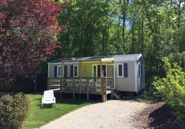 Mobile home Bermudes 6/8 personnes, télévision et terrasse couverte, camping Dordogne Périgord Noir 3 étoiles le Douzou