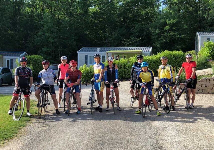 groupe cyclistes camping perigord