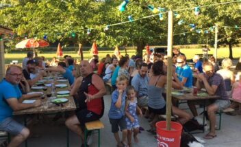 bonne-ambiance-camping-perigord-repas-concert